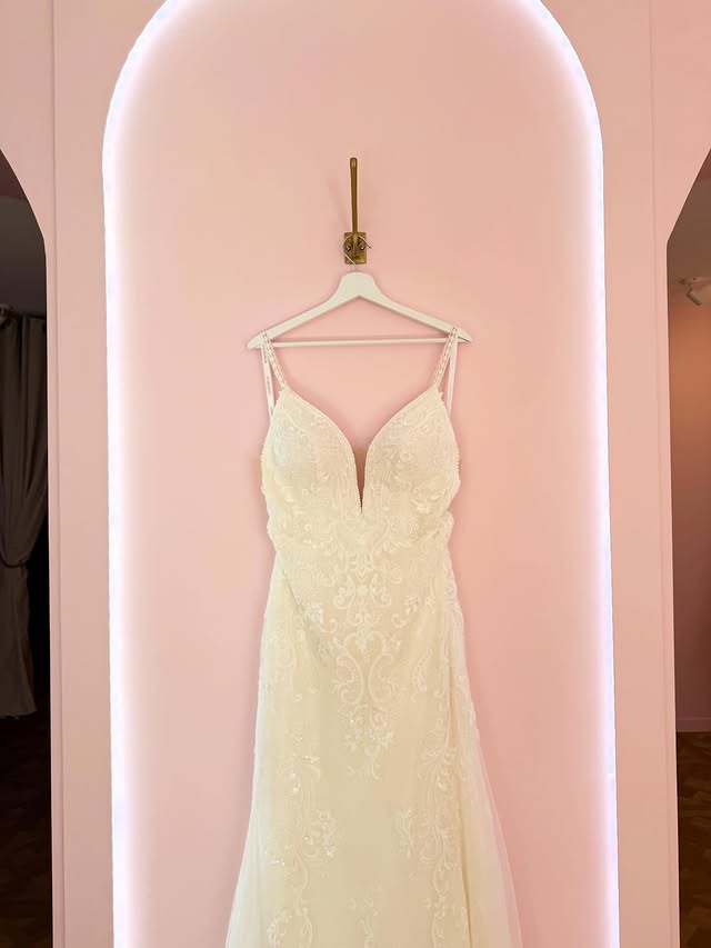 Robe de mariée en dentelle dans la boutique Le Secret de la Mariée